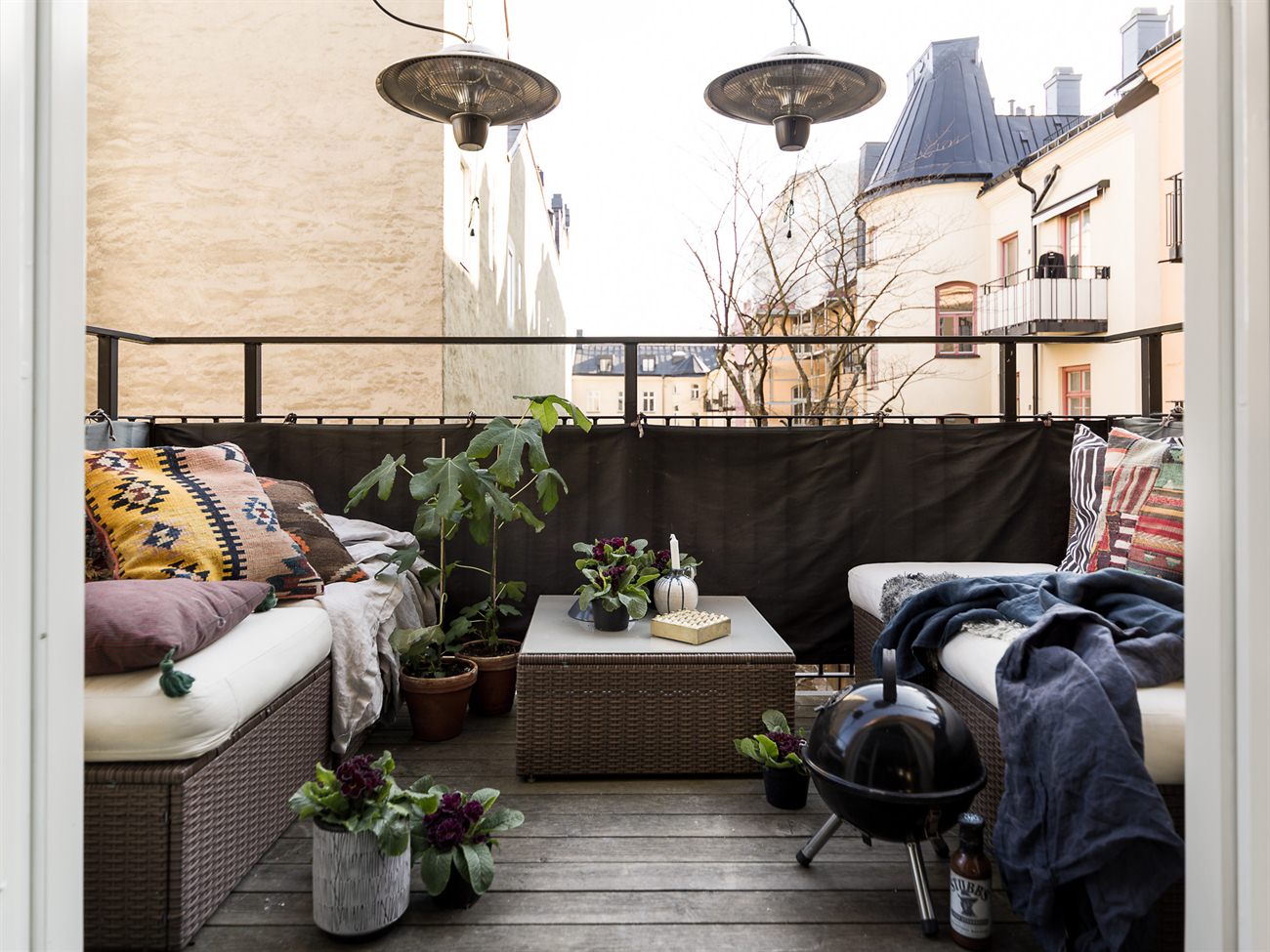 Lounging auf einem kleinen Balkon  Wohnideen  einrichten